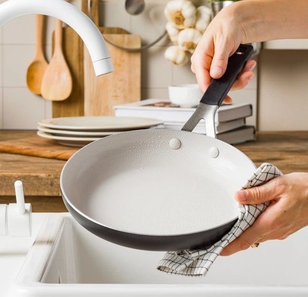 Сковорода KitchenAid Aluminium Ceramic 20 см., з керамічним покриттям, матовий чорний CC009713-001 фото