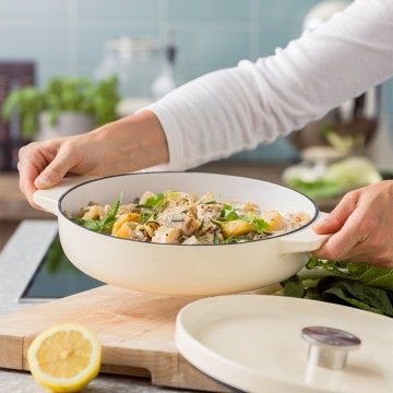 Сотейник чавунний KitchenAid Cast Iron Bei 26 см., 2,77 л. з кришкою, з двома ручка, мигдальний крем CC009010-001 фото