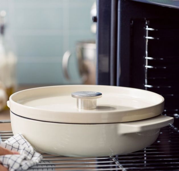 Сотейник чавунний KitchenAid Cast Iron Bei 26 см., 2,77 л. з кришкою, з двома ручка, мигдальний крем CC009010-001 фото